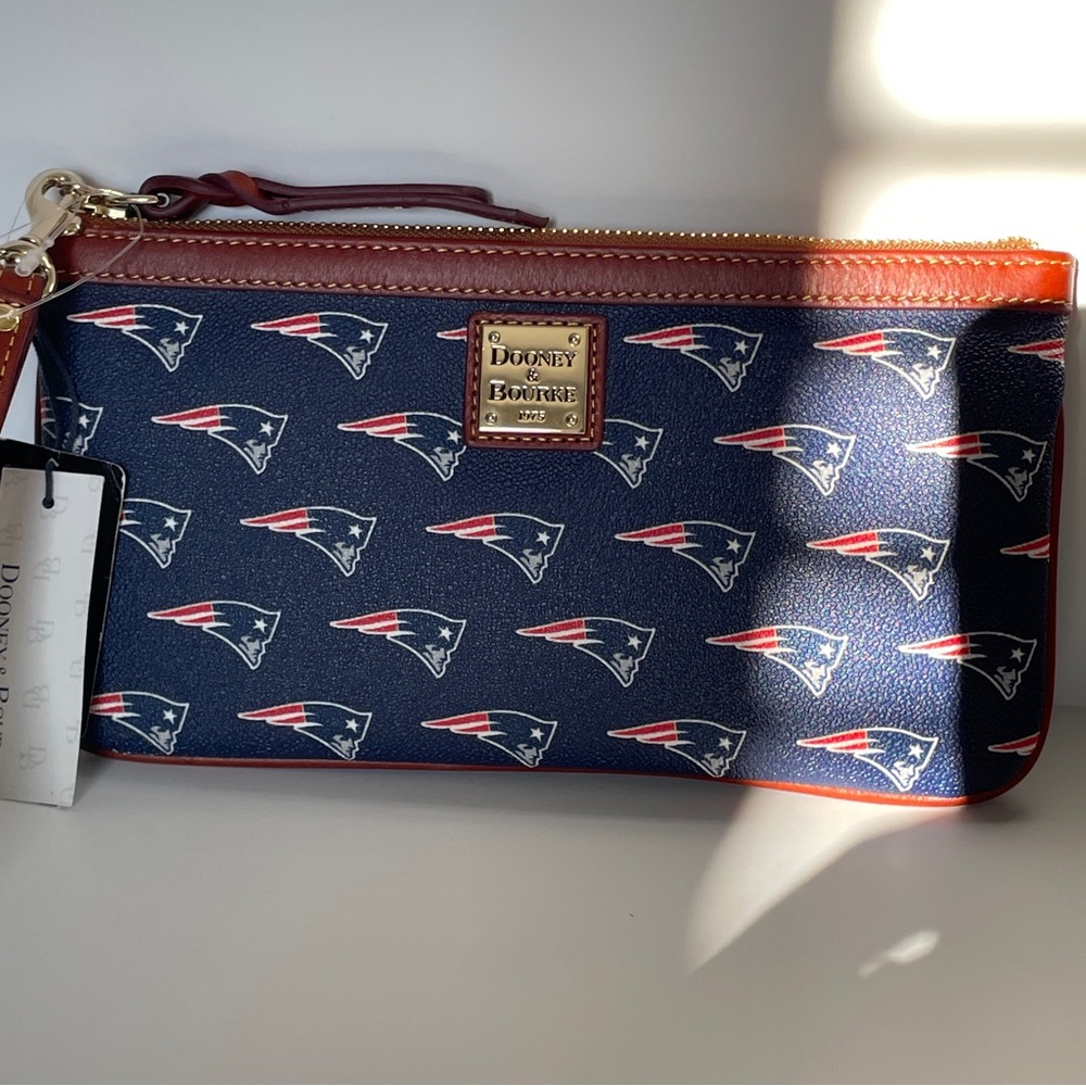 NWT Dooney & Bourke x NFL Large Clutch with Wrist Strap New England Patriots